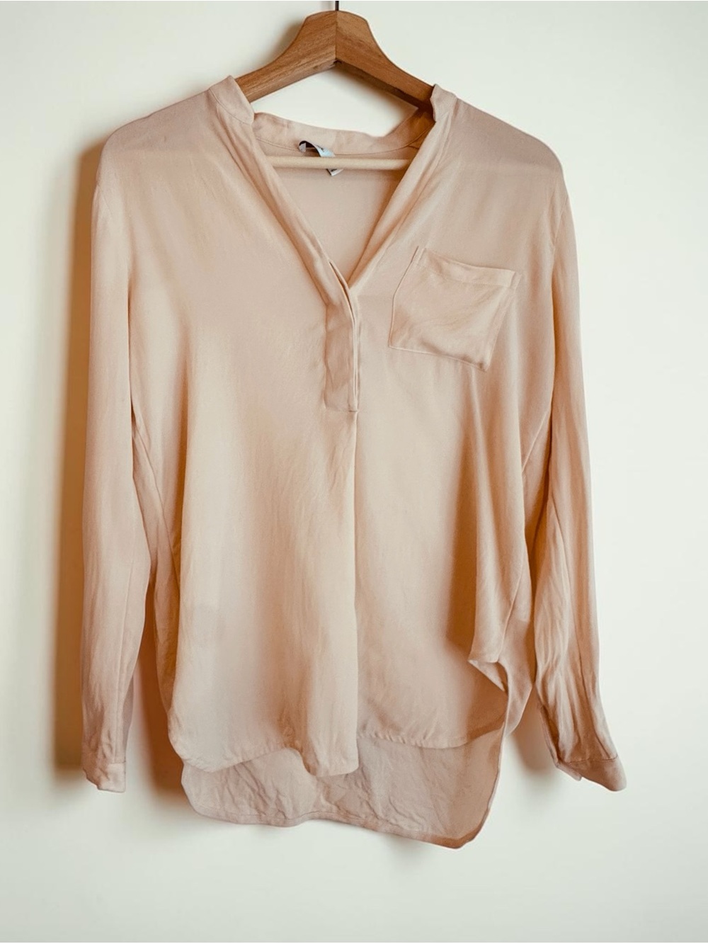 Vince 100% silk Relaxed V-Neck Long-Sleeve Blouse in Pale peach